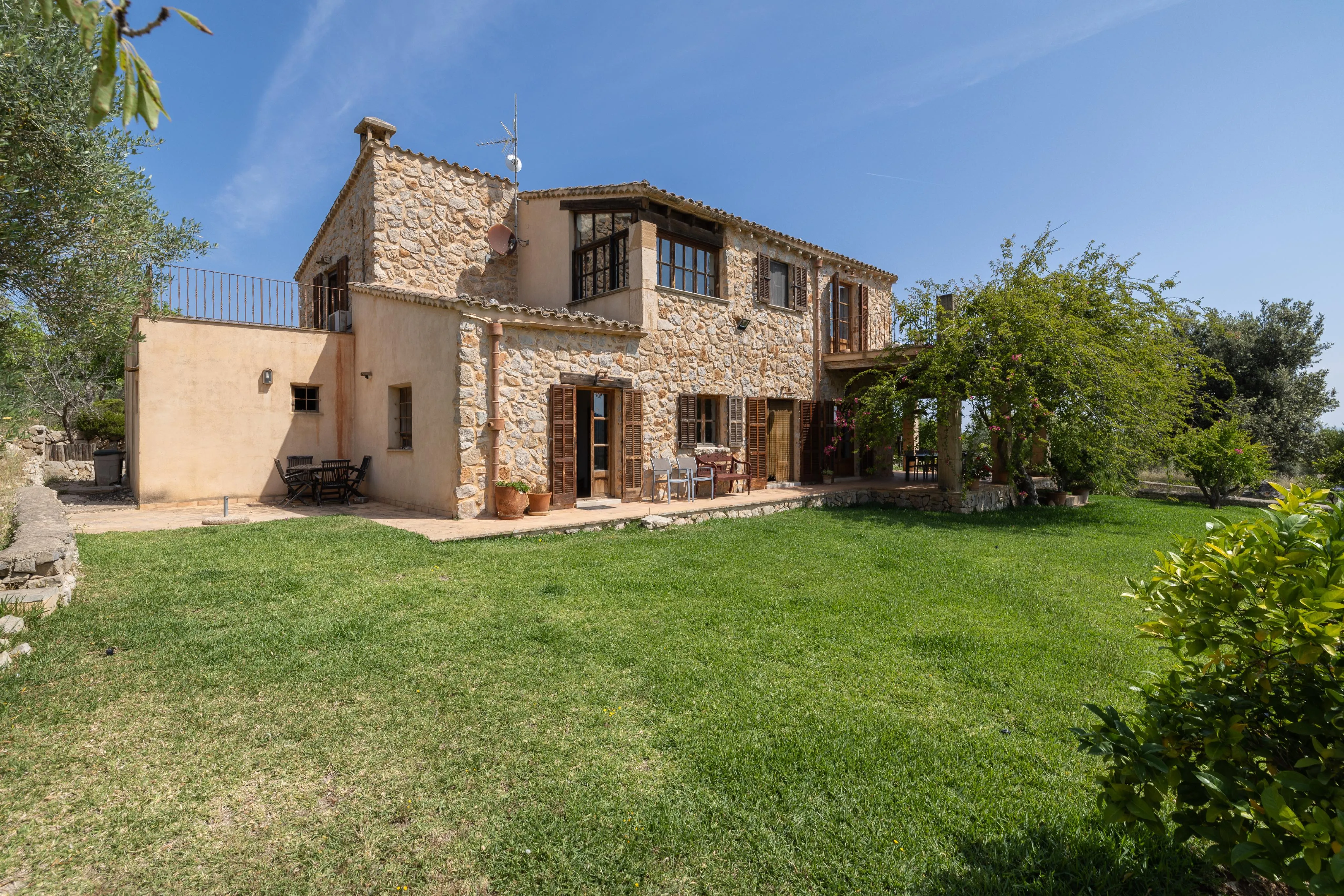 Charmante natuurstenen finca met adembenemend uitzicht-1