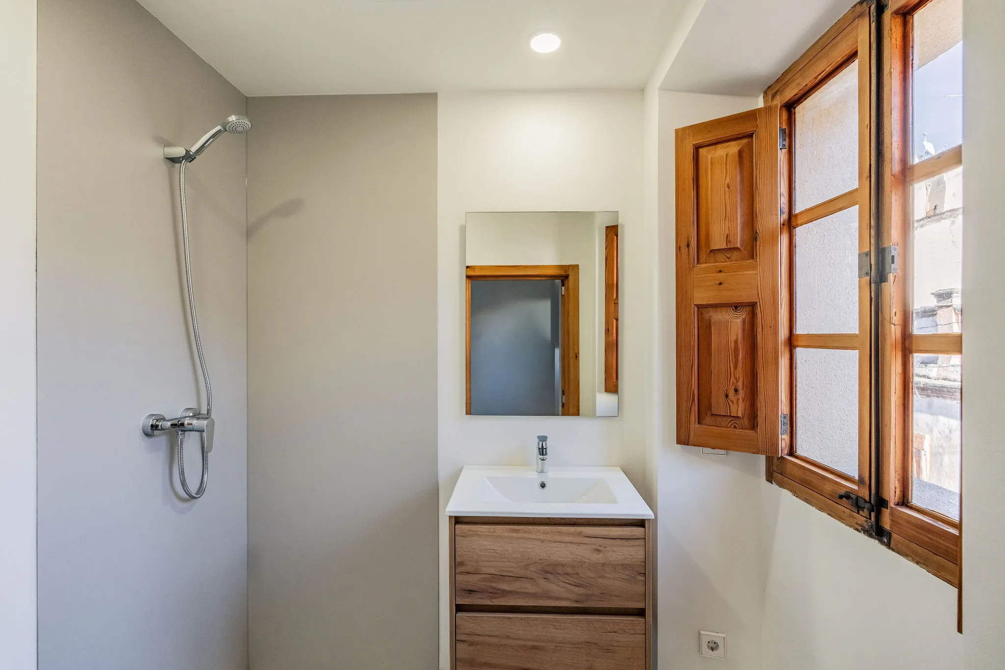 Эксклюзивный таунхаус новой постройки в самом сердце Феланиткса-11