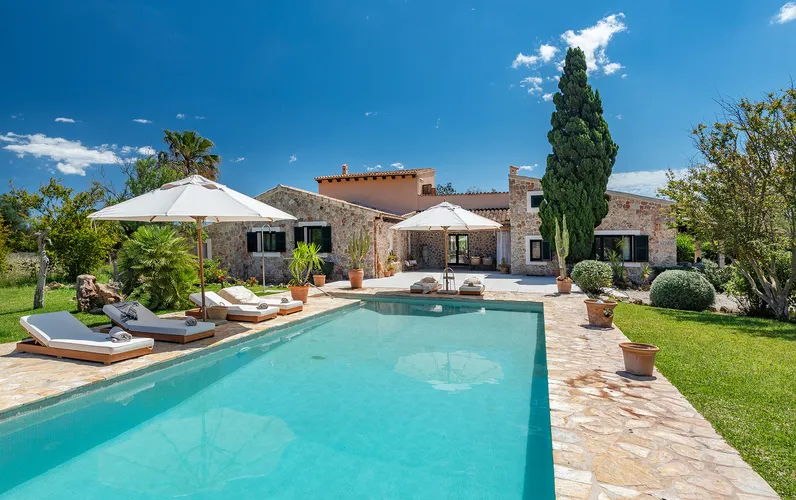 Exceptional country estate with panoramic views and guest apartments in Pollensa