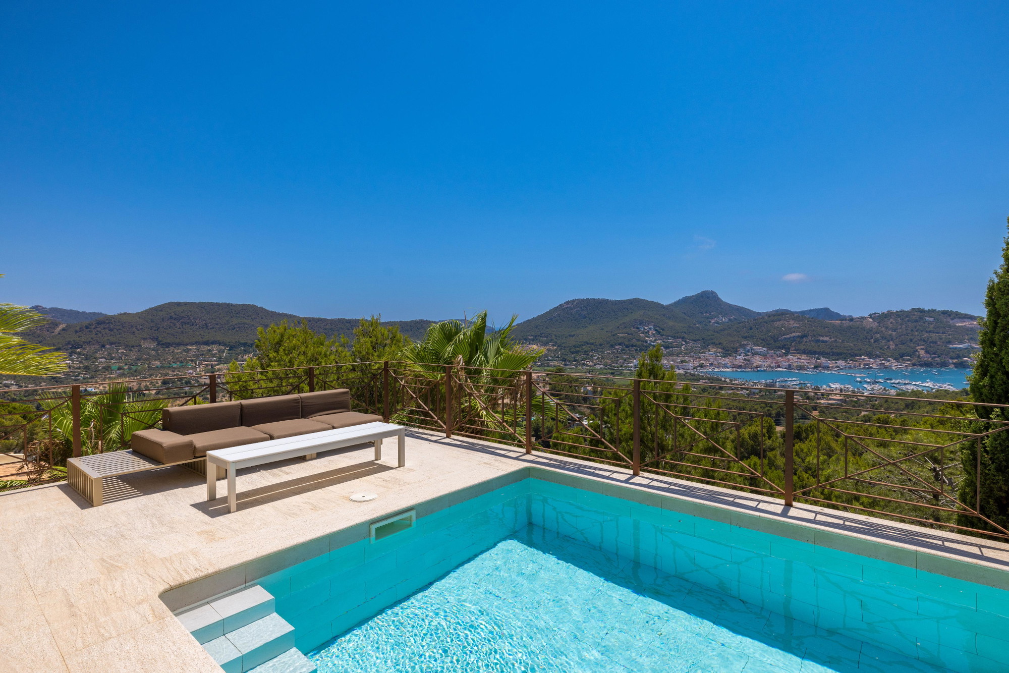 "La Cima", una vila moderna amb vistes al port-7