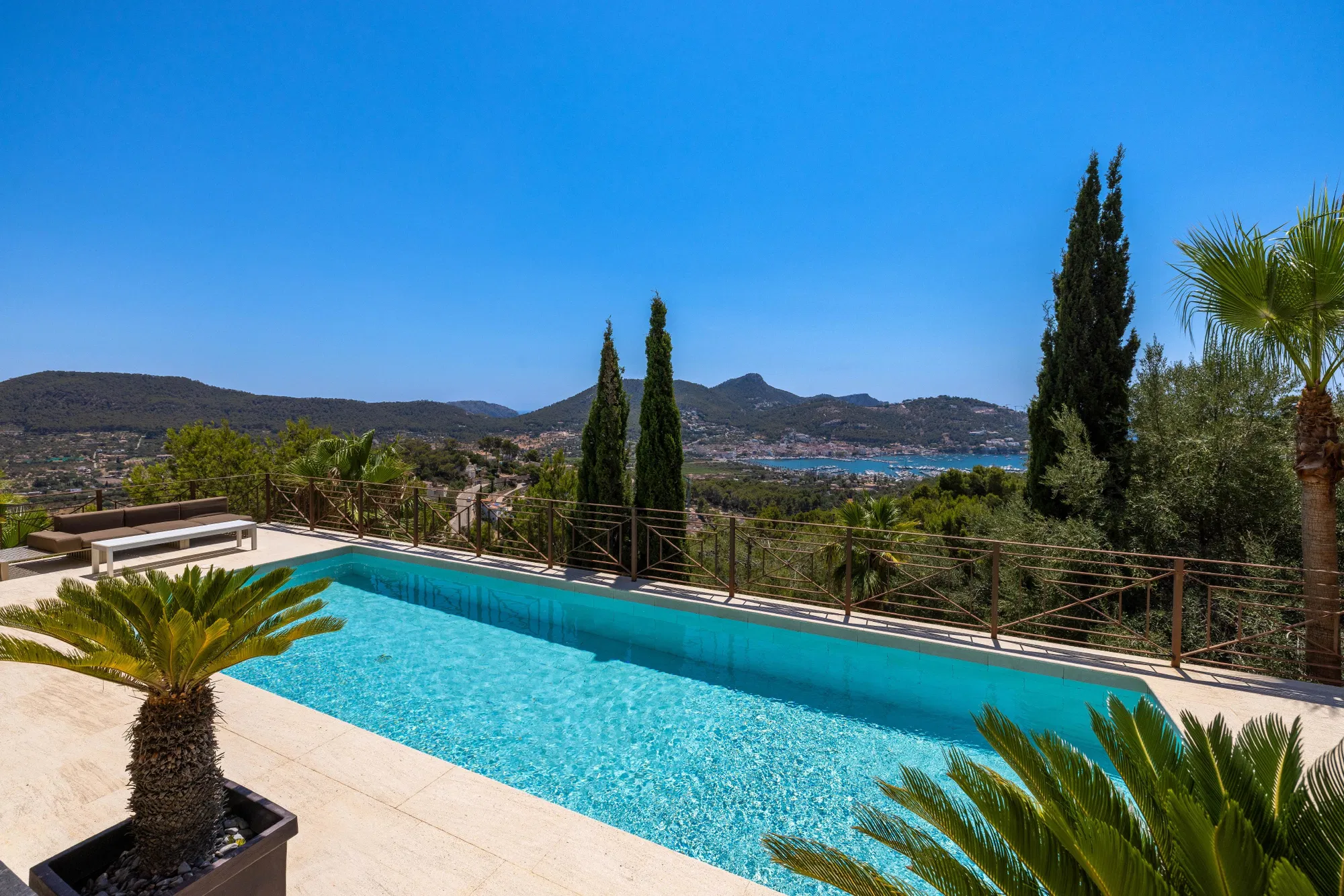 Modern huis met haven- en zeezicht-1
