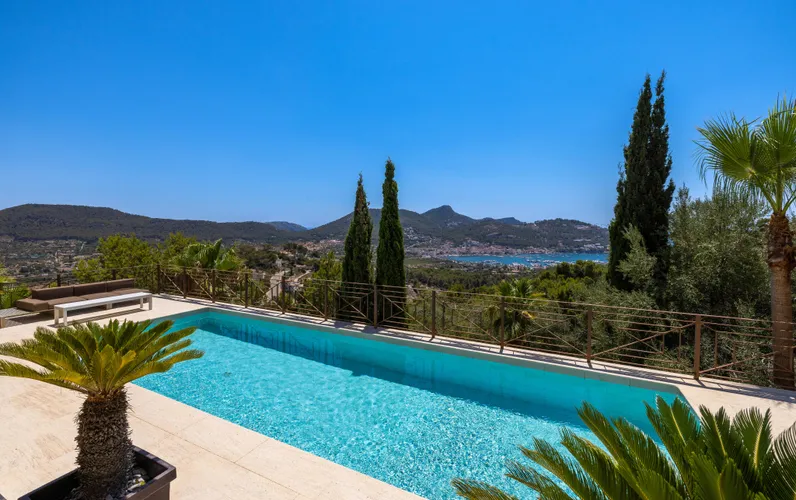 "La Cima" modern villa with views over the port