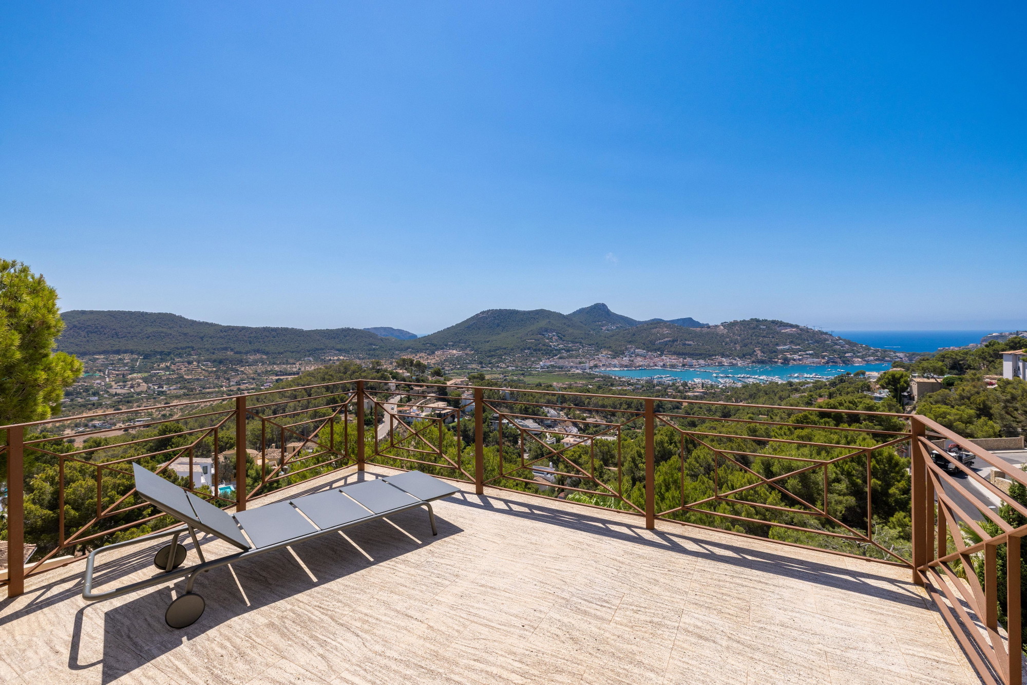 "La Cima", una vila moderna amb vistes al port-6