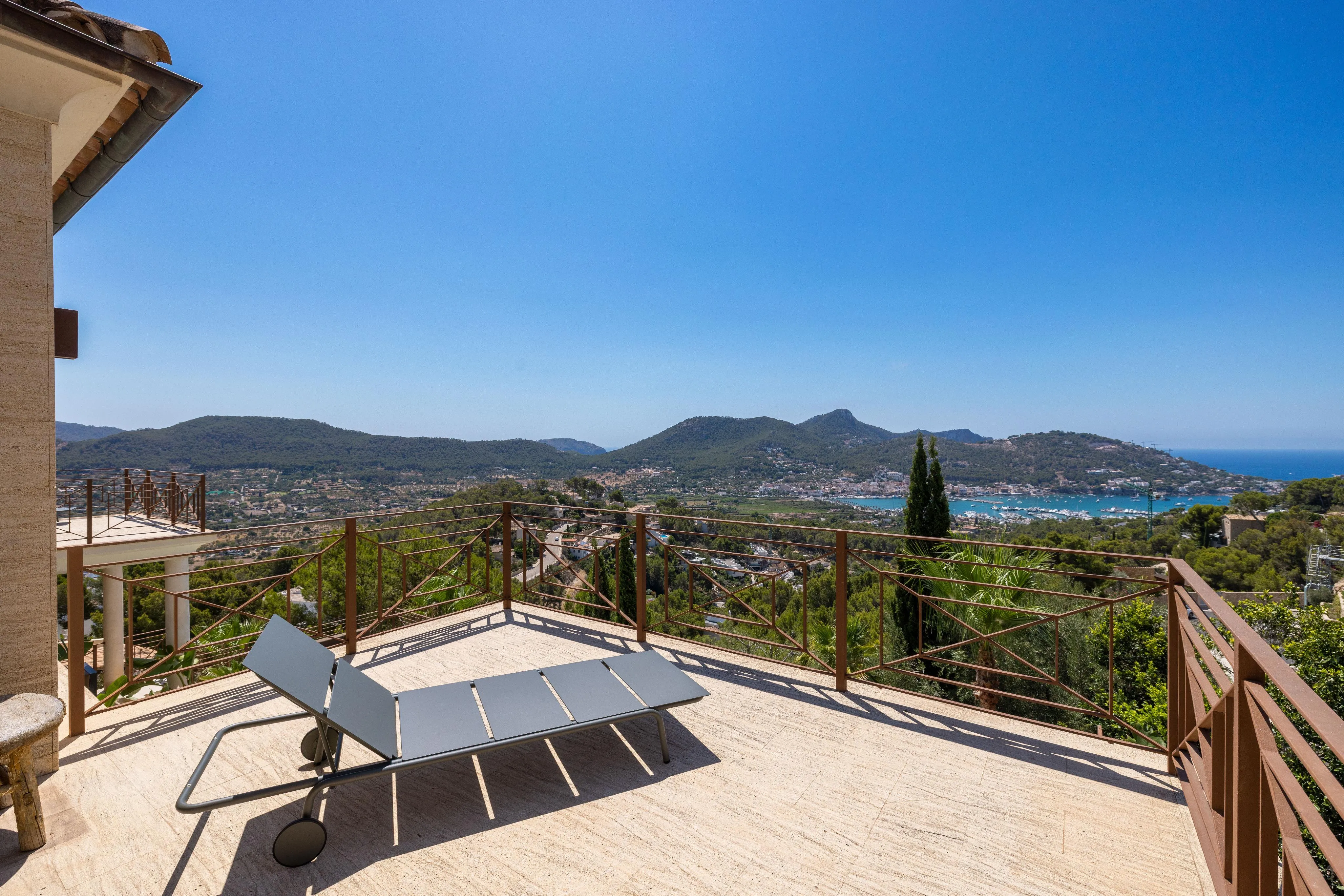 "La Cima" moderne villa med udsigt over havnen-13