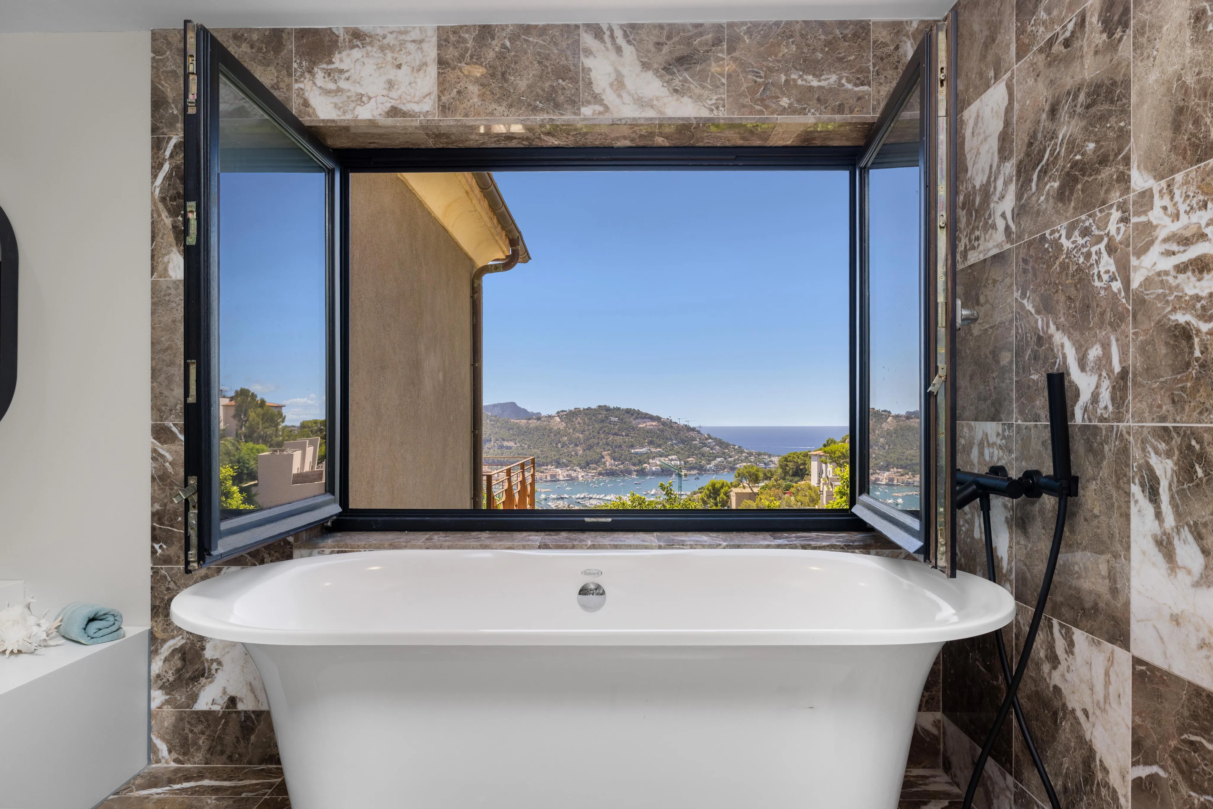 "La Cima" moderne villa med udsigt over havnen-9