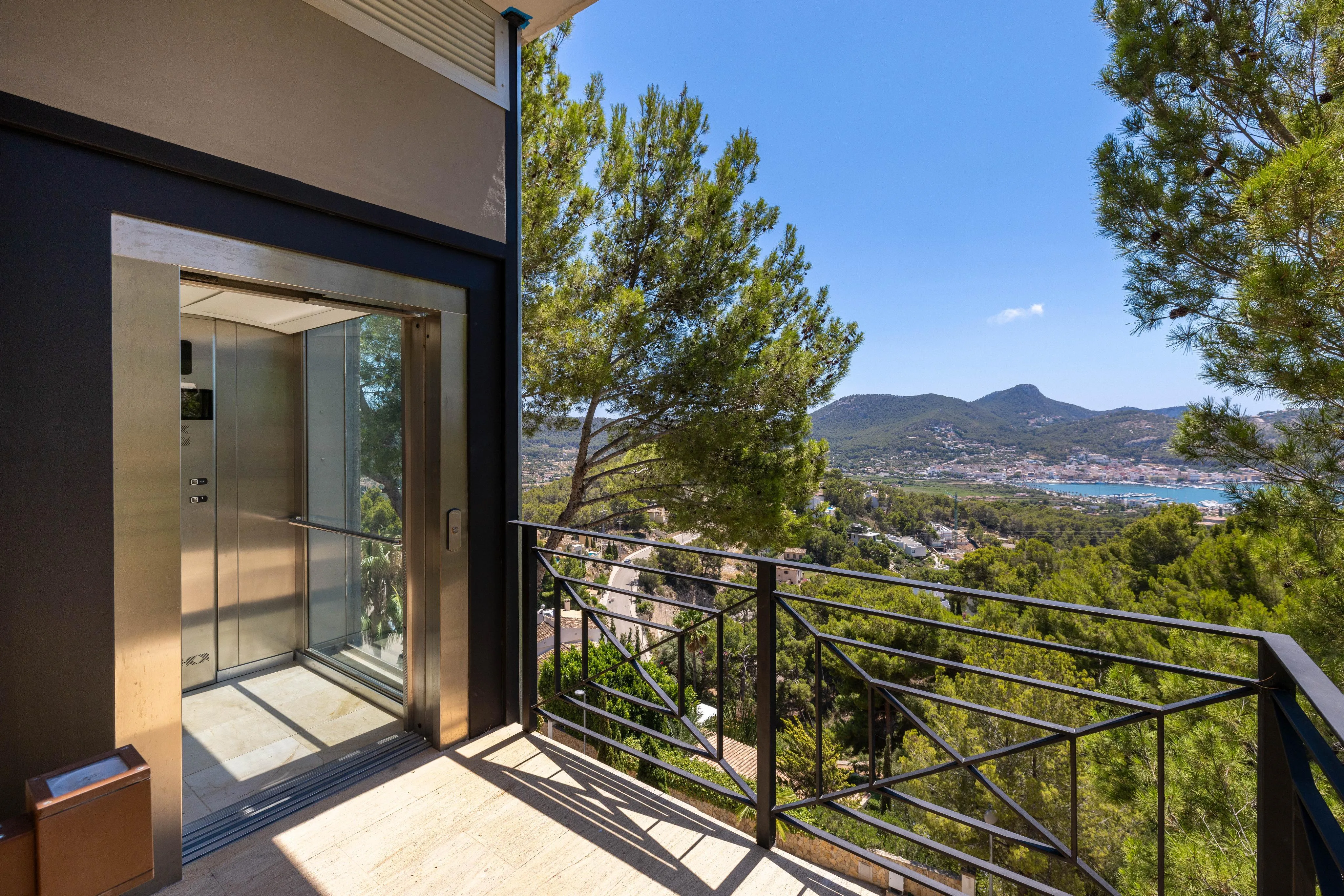 "La Cima" moderne villa med udsigt over havnen-37