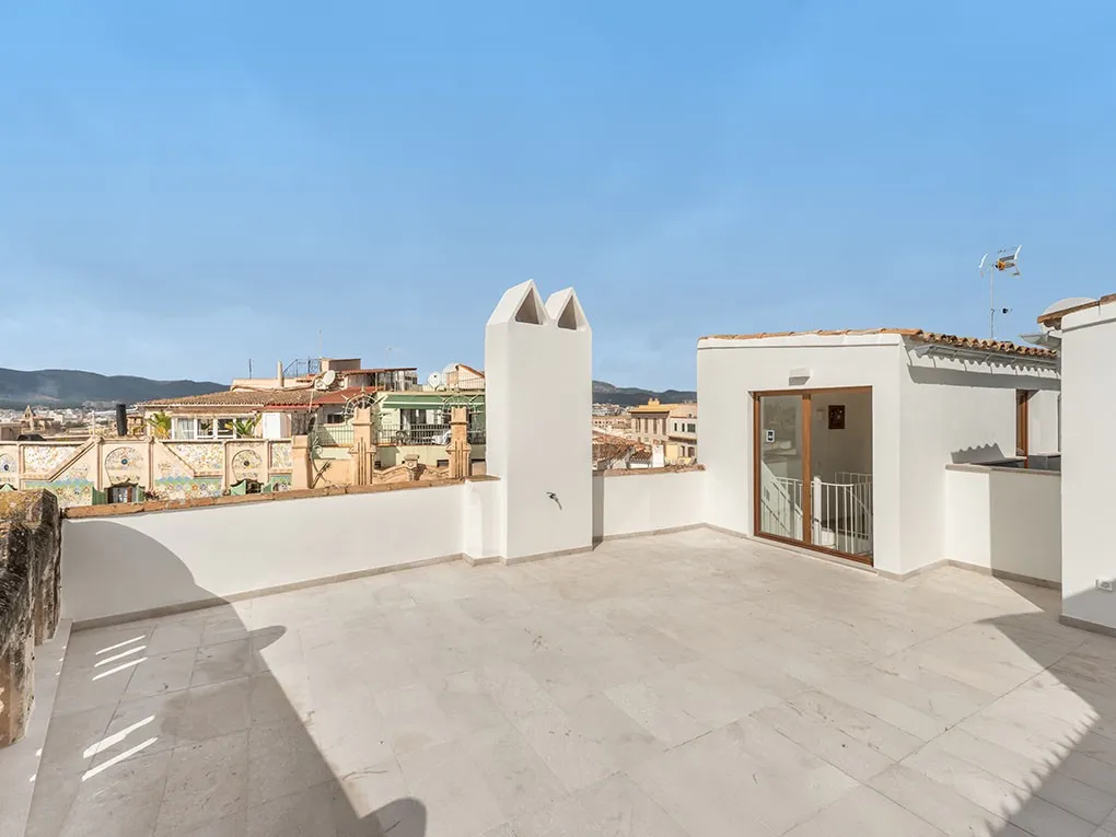 Wyremontowany penthouse z tarasem na dachu, windą i zapierającym dech w piersiach panoramicznym widokiem-12