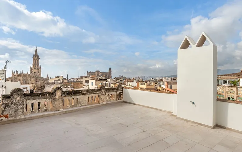 Renoveret penthouse med tagterrasse, elevator og betagende panoramaudsigt