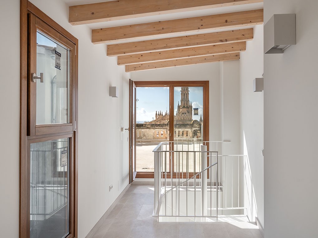 Renoviertes Penthouse mit Dachterrasse, Lift und atemberaubendem Panoramablick-11