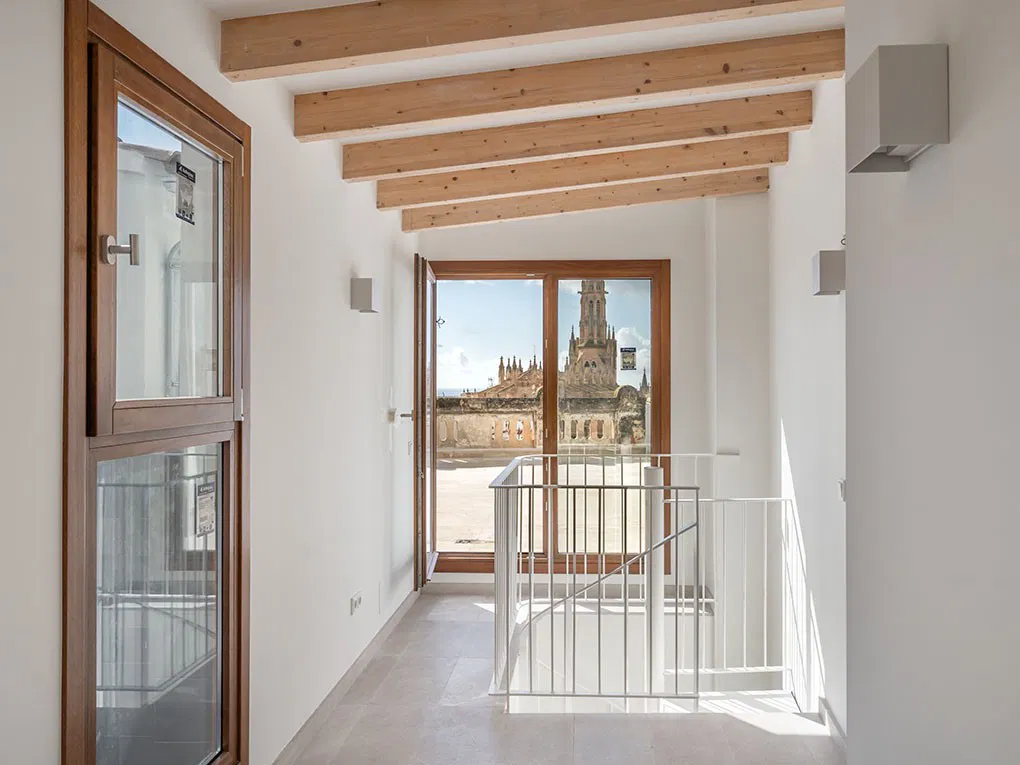 Renoviertes Penthouse mit Dachterrasse, Lift und atemberaubendem Panoramablick-11