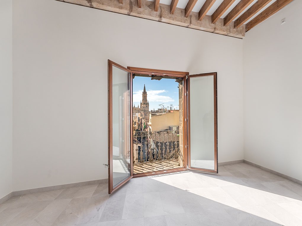 Renoviertes Penthouse mit Dachterrasse, Lift und atemberaubendem Panoramablick-3