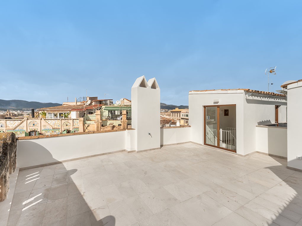 Renoviertes Penthouse mit Dachterrasse, Lift und atemberaubendem Panoramablick-12