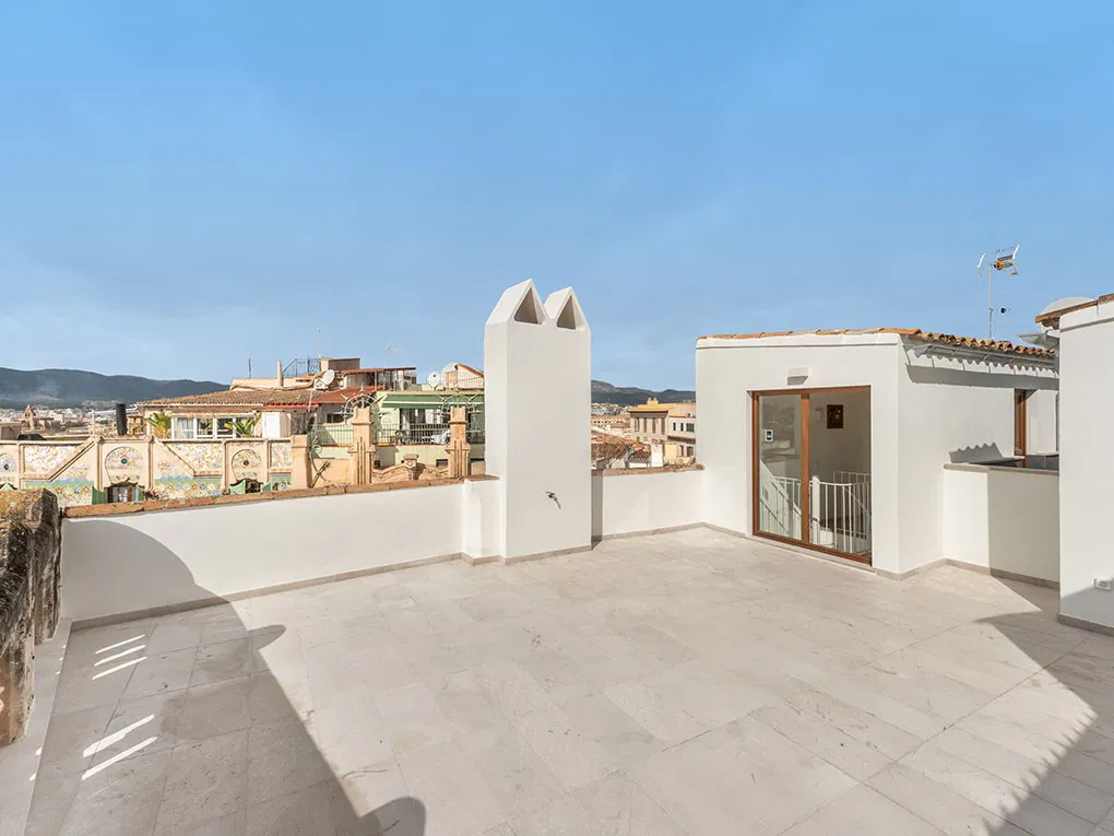 Renoviertes Penthouse mit Dachterrasse, Lift und atemberaubendem Panoramablick-12