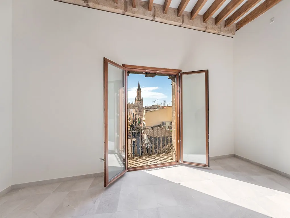 Wyremontowany penthouse z tarasem na dachu, windą i zapierającym dech w piersiach panoramicznym widokiem-3