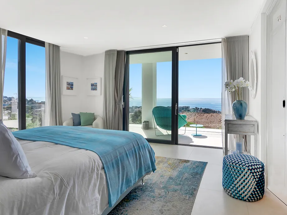 Exclusiva villa moderna con vistas panorámicas al mar y piscina infinita en ubicación privilegiada-11