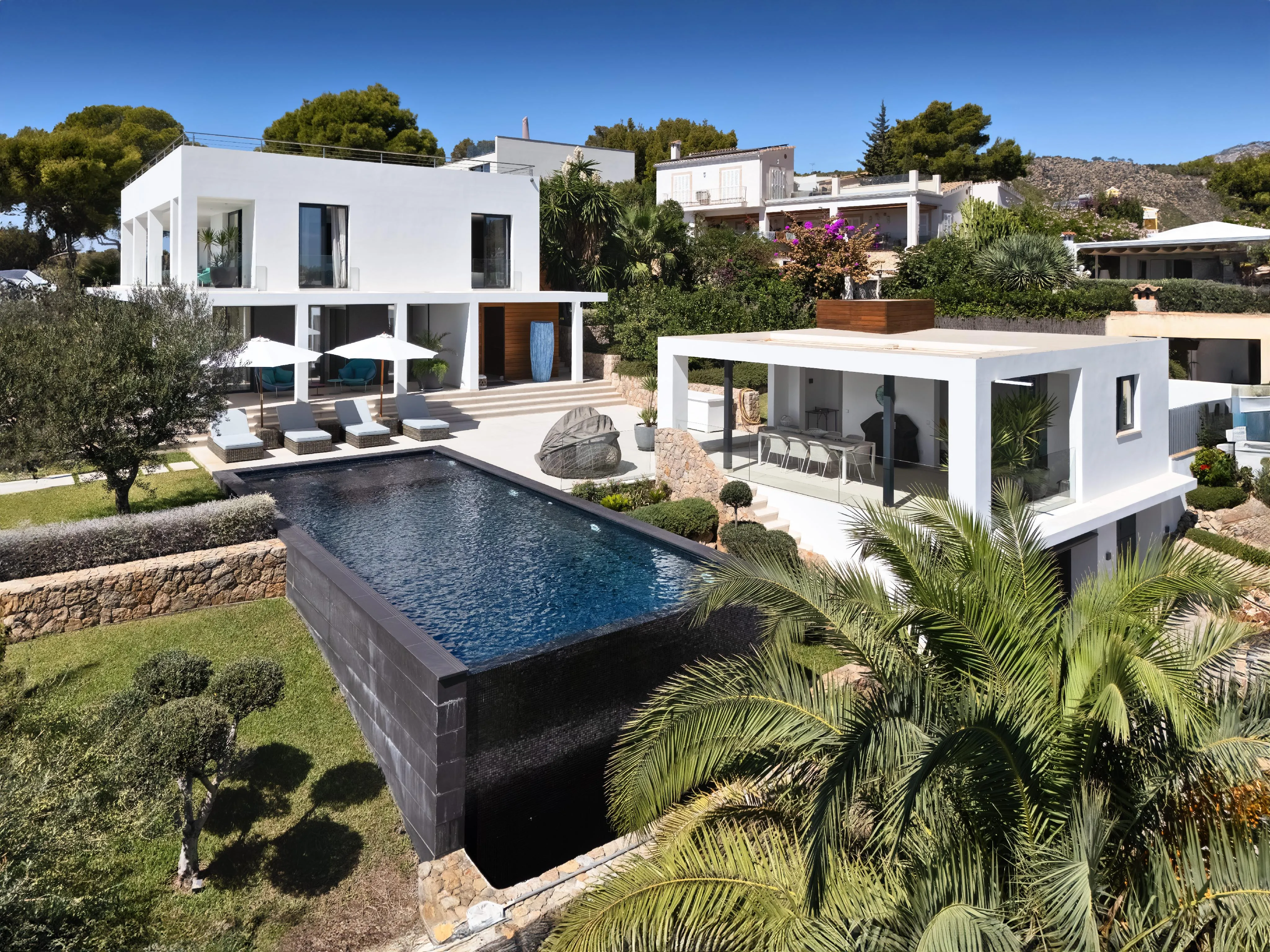 Exclusiva villa moderna con vistas panorámicas al mar y piscina infinita en ubicación privilegiada-2