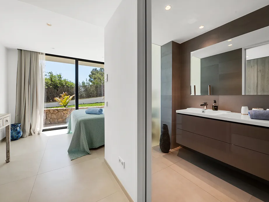 Exclusiva villa moderna con vistas panorámicas al mar y piscina infinita en ubicación privilegiada-23