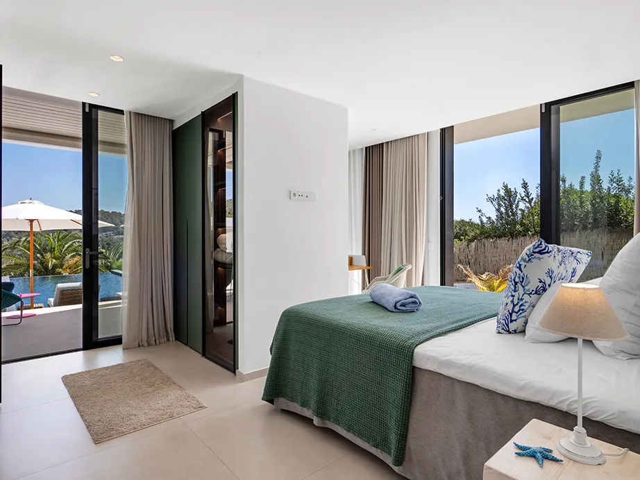 Exclusiva villa moderna con vistas panorámicas al mar y piscina infinita en ubicación privilegiada-20