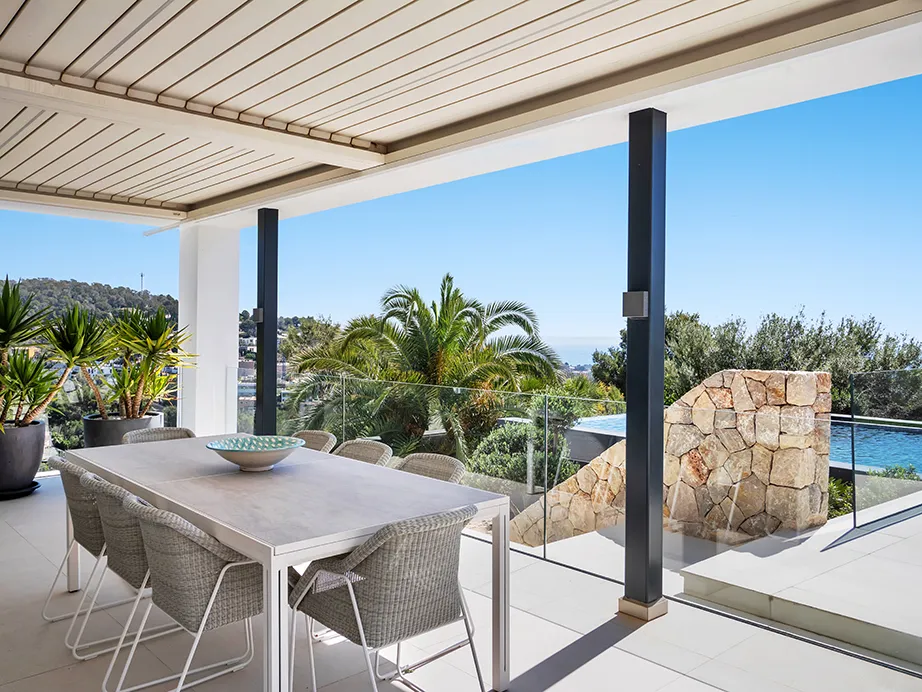 Exclusiva villa moderna con vistas panorámicas al mar y piscina infinita en ubicación privilegiada-27