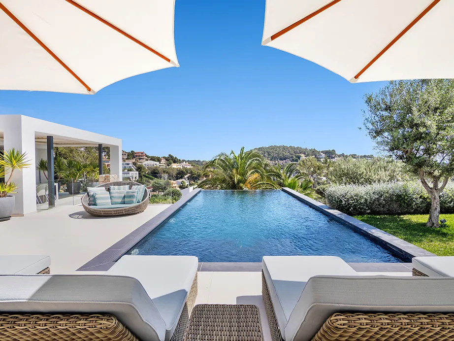 Exclusiva villa moderna con vistas panorámicas al mar y piscina infinita en ubicación privilegiada-3