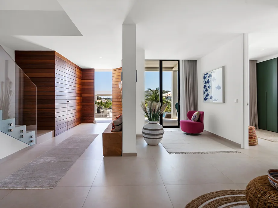 Exclusiva villa moderna con vistas panorámicas al mar y piscina infinita en ubicación privilegiada-19