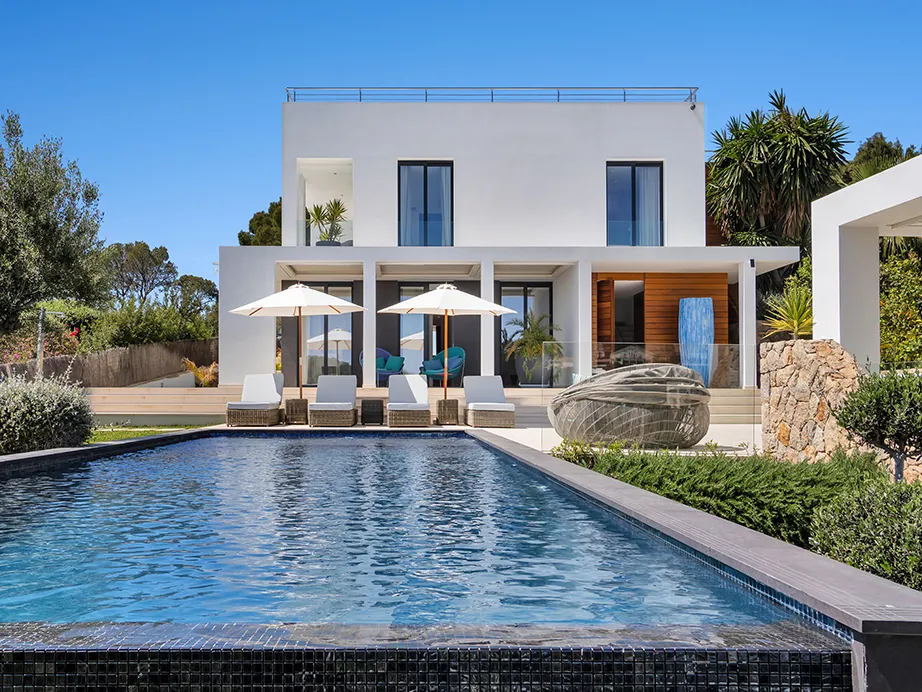 Exclusiva villa moderna con vistas panorámicas al mar y piscina infinita en ubicación privilegiada-29