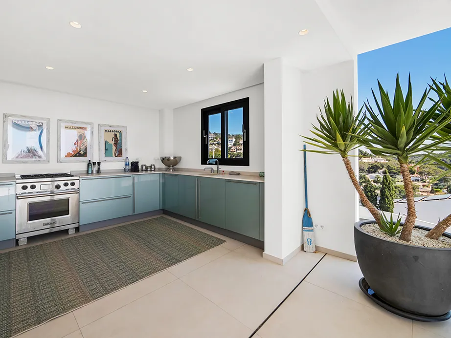 Exclusiva villa moderna con vistas panorámicas al mar y piscina infinita en ubicación privilegiada-26