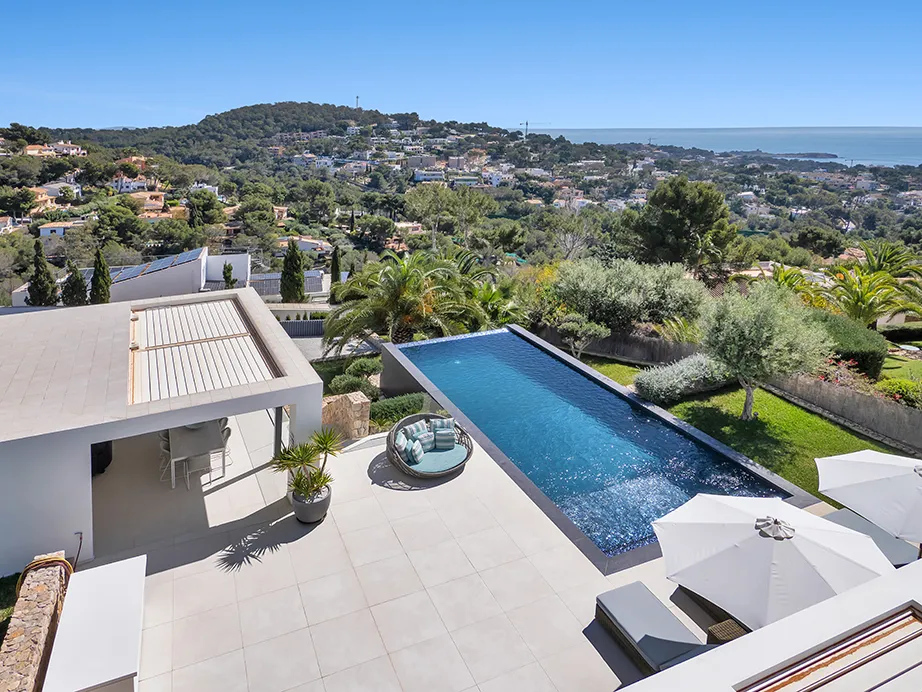 Exclusiva villa moderna con vistas panorámicas al mar y piscina infinita en ubicación privilegiada-25