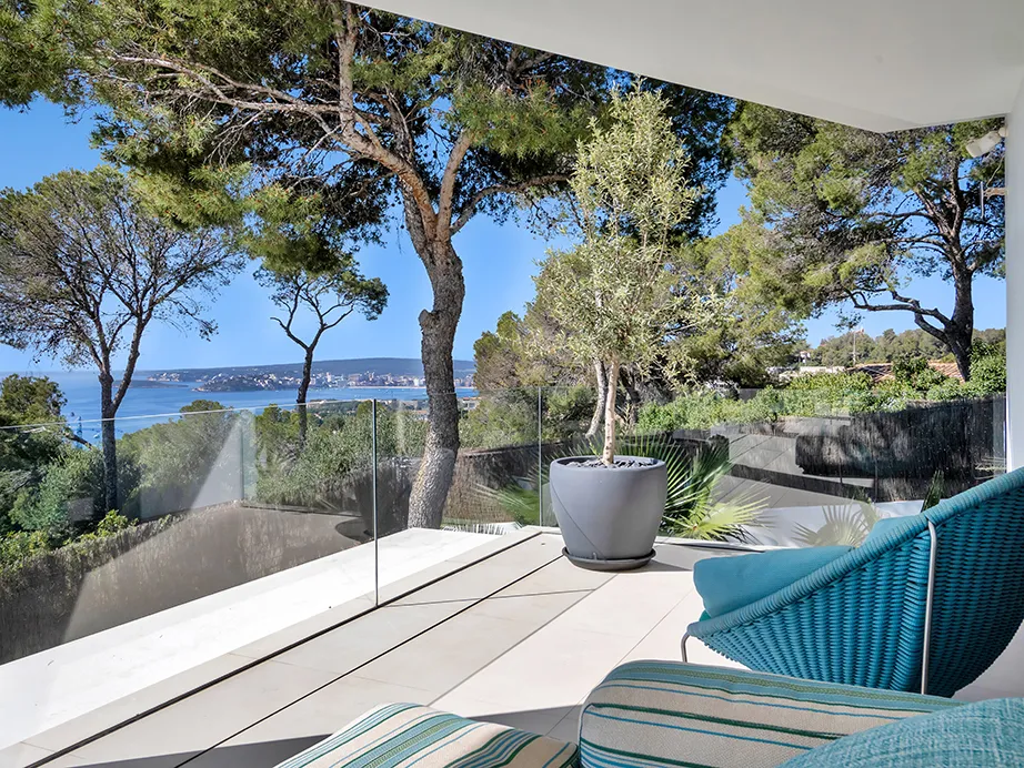 Exclusiva villa moderna con vistas panorámicas al mar y piscina infinita en ubicación privilegiada-10