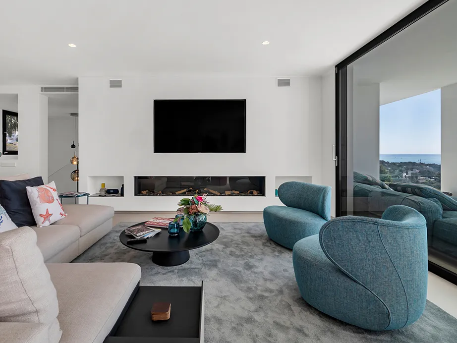 Exclusiva villa moderna con vistas panorámicas al mar y piscina infinita en ubicación privilegiada-6