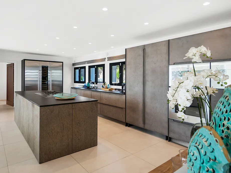 Exclusiva villa moderna con vistas panorámicas al mar y piscina infinita en ubicación privilegiada-8