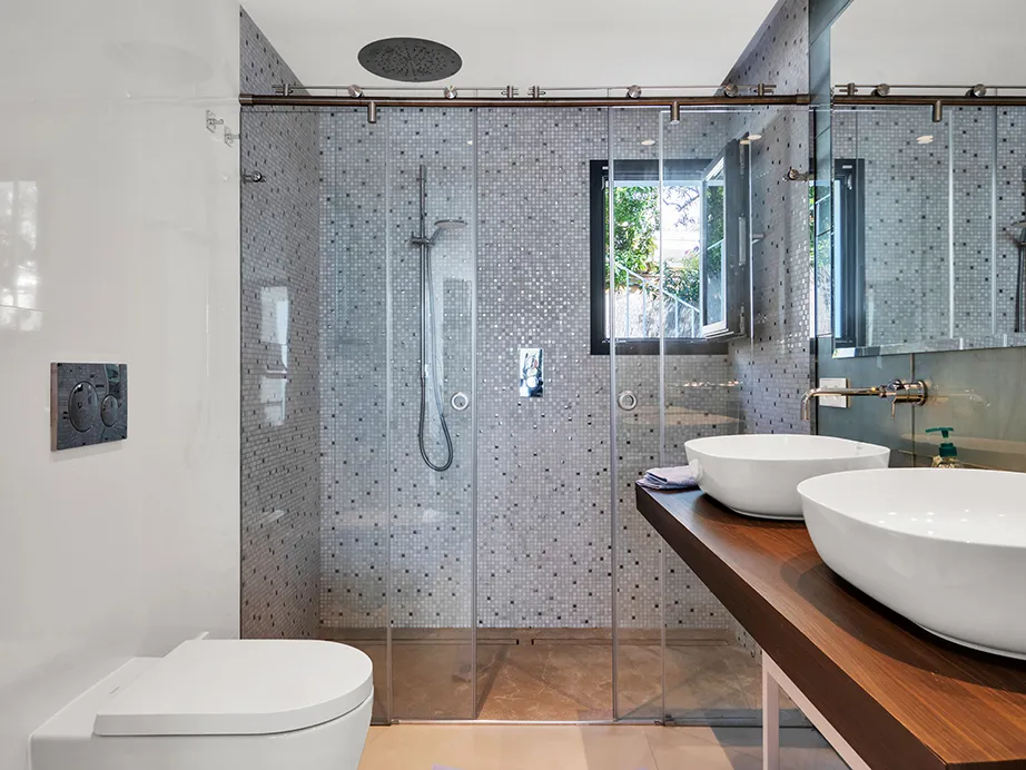 Exclusiva villa moderna con vistas panorámicas al mar y piscina infinita en ubicación privilegiada-15