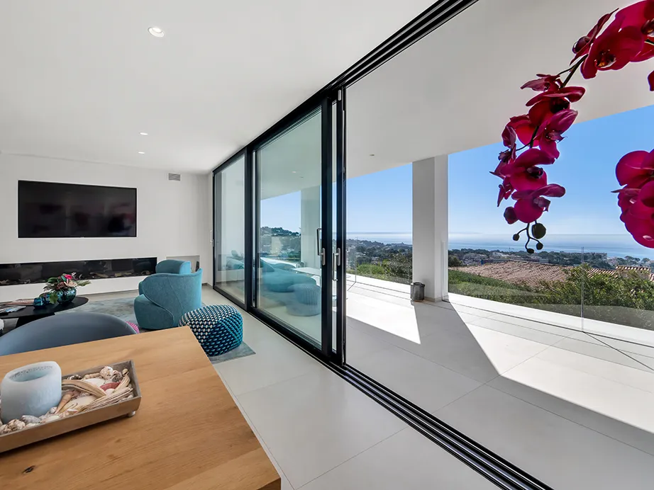 Exclusiva villa moderna con vistas panorámicas al mar y piscina infinita en ubicación privilegiada-4