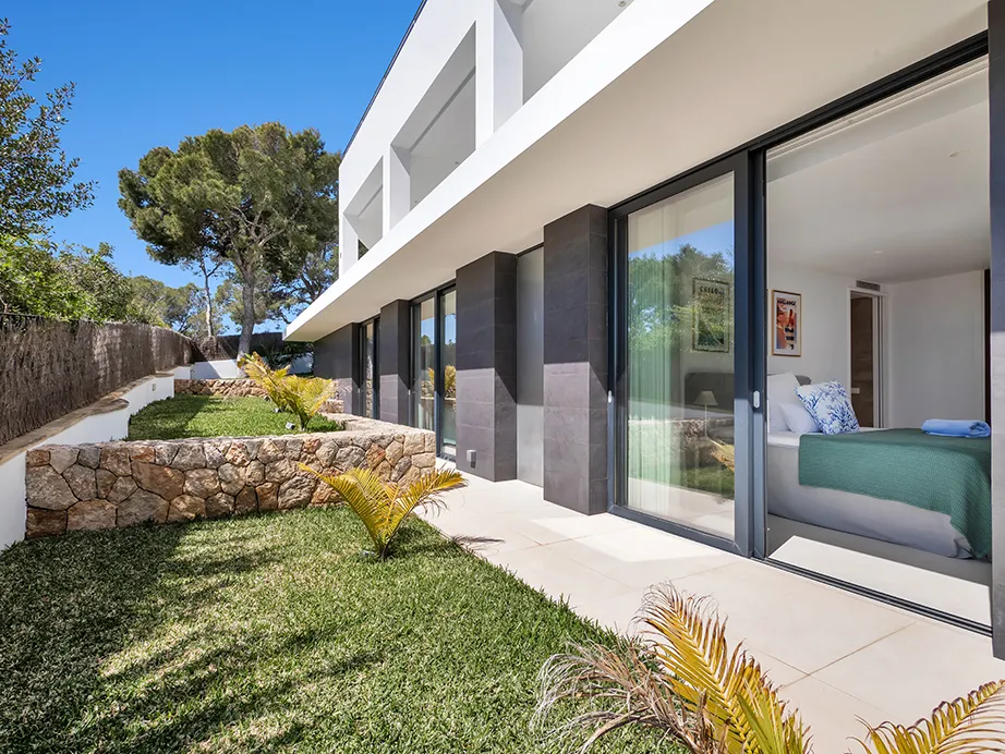 Exclusiva villa moderna con vistas panorámicas al mar y piscina infinita en ubicación privilegiada-24