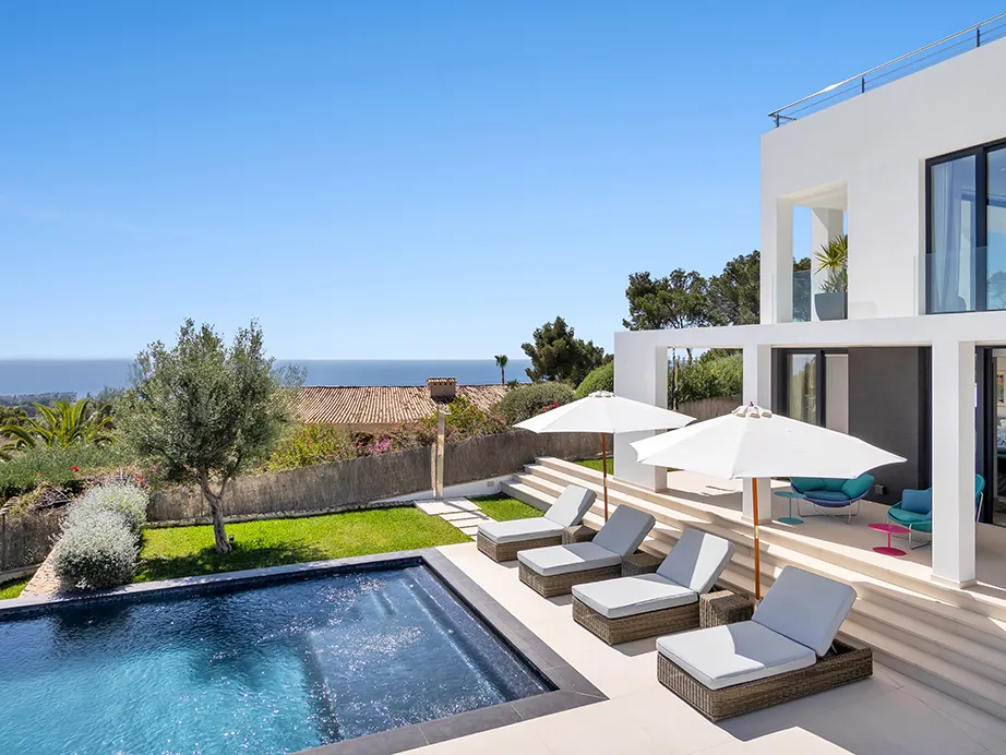 Exclusiva villa moderna con vistas panorámicas al mar y piscina infinita en ubicación privilegiada-1