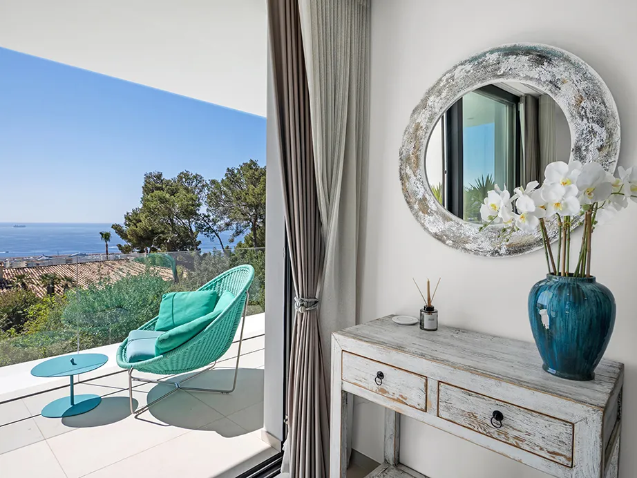 Exclusiva villa moderna con vistas panorámicas al mar y piscina infinita en ubicación privilegiada-12