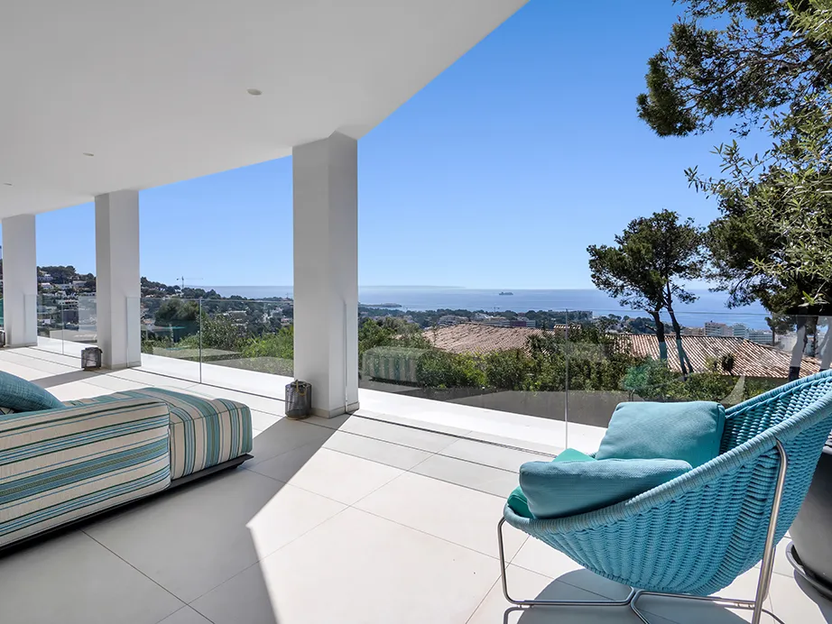 Exclusiva villa moderna con vistas panorámicas al mar y piscina infinita en ubicación privilegiada-9