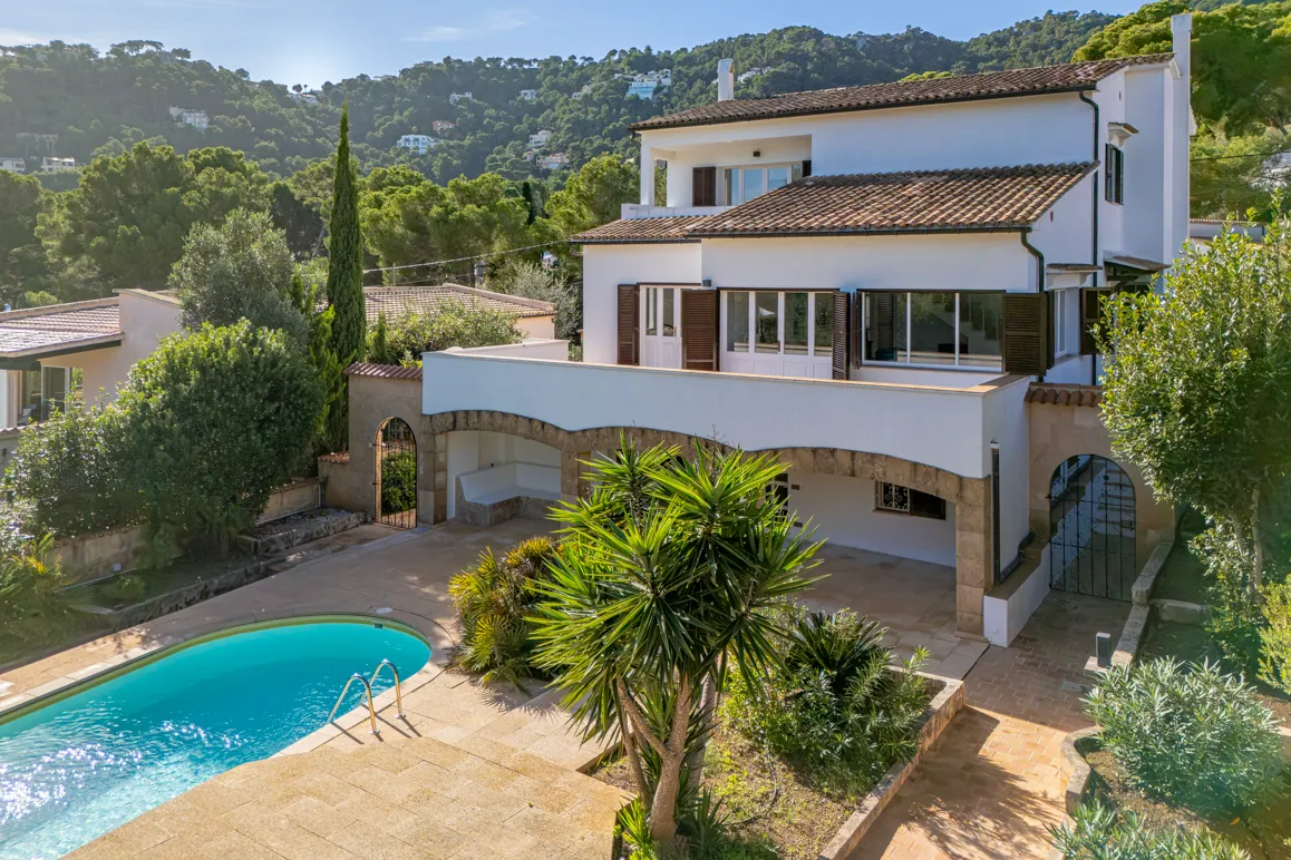 Exclusive villa with rental license near the bathing bay-1