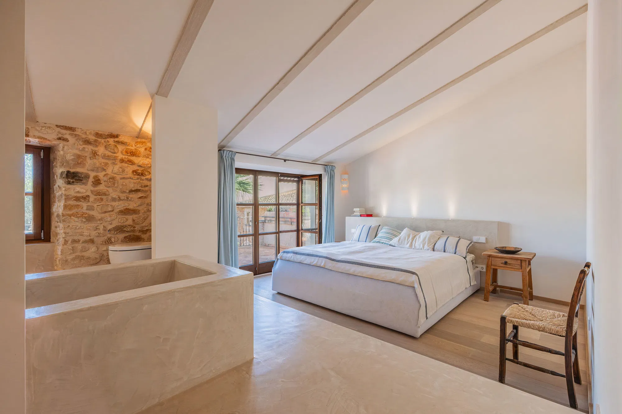 Exceptional detached townhouse with large pool, garden, three terraces & guest house-8