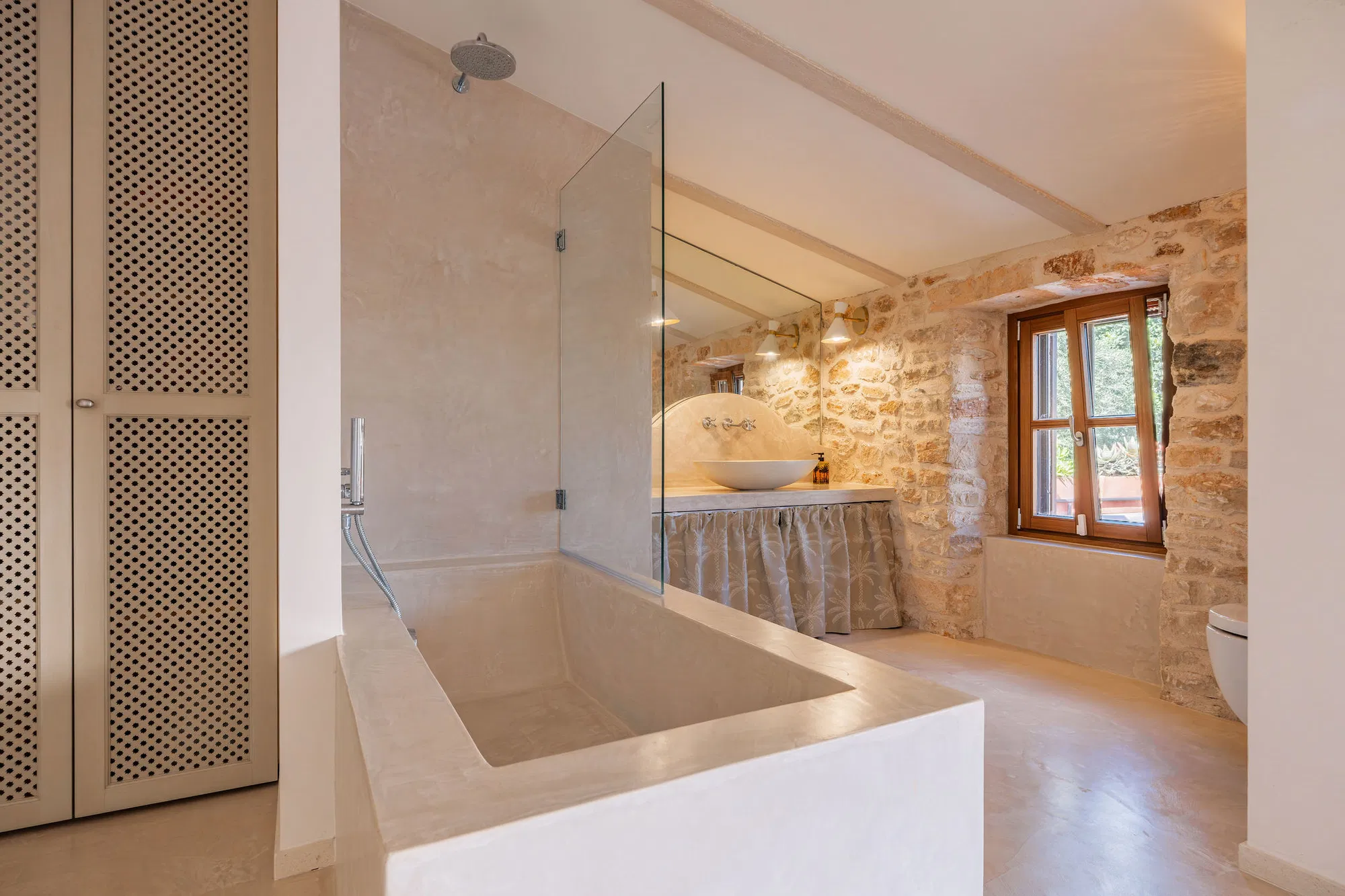 Exceptional detached townhouse with large pool, garden, three terraces & guest house-9