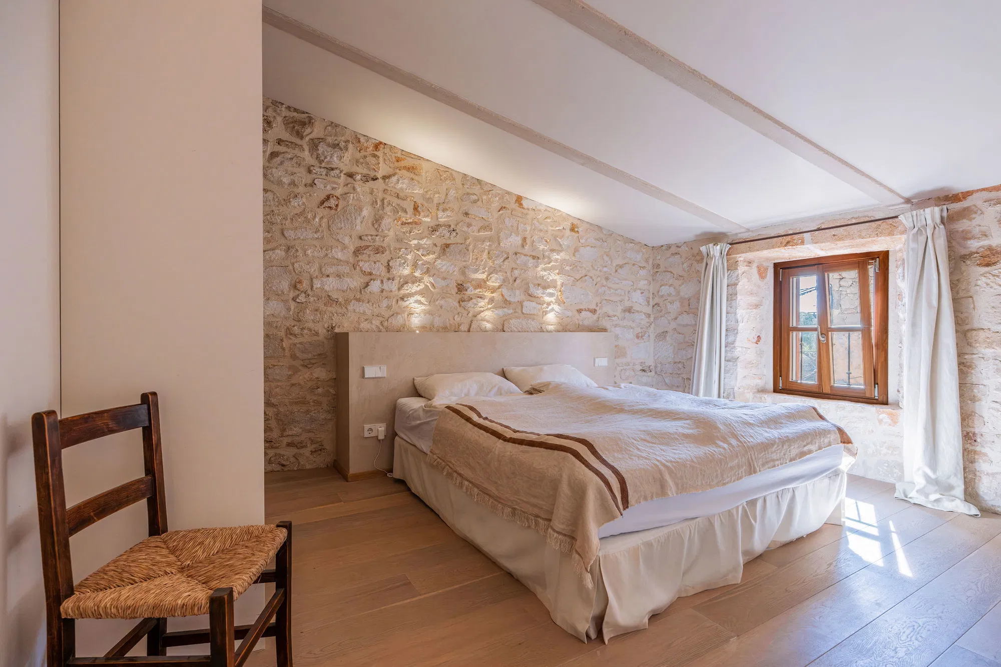 Exceptional detached townhouse with large pool, garden, three terraces & guest house-10