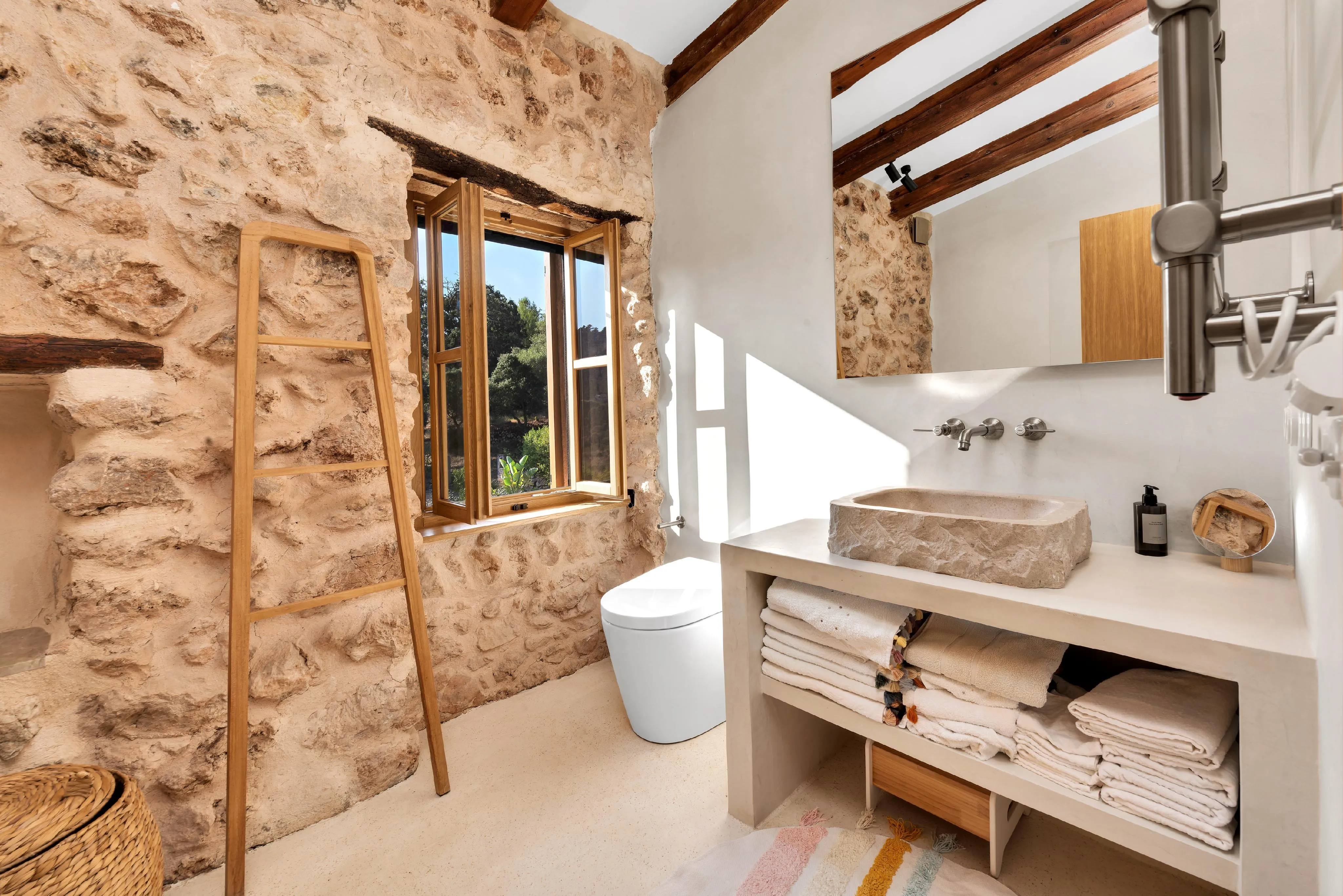 Autentisk mallorcinsk, stilfuldt moderniseret - et refugium med sjæl-21