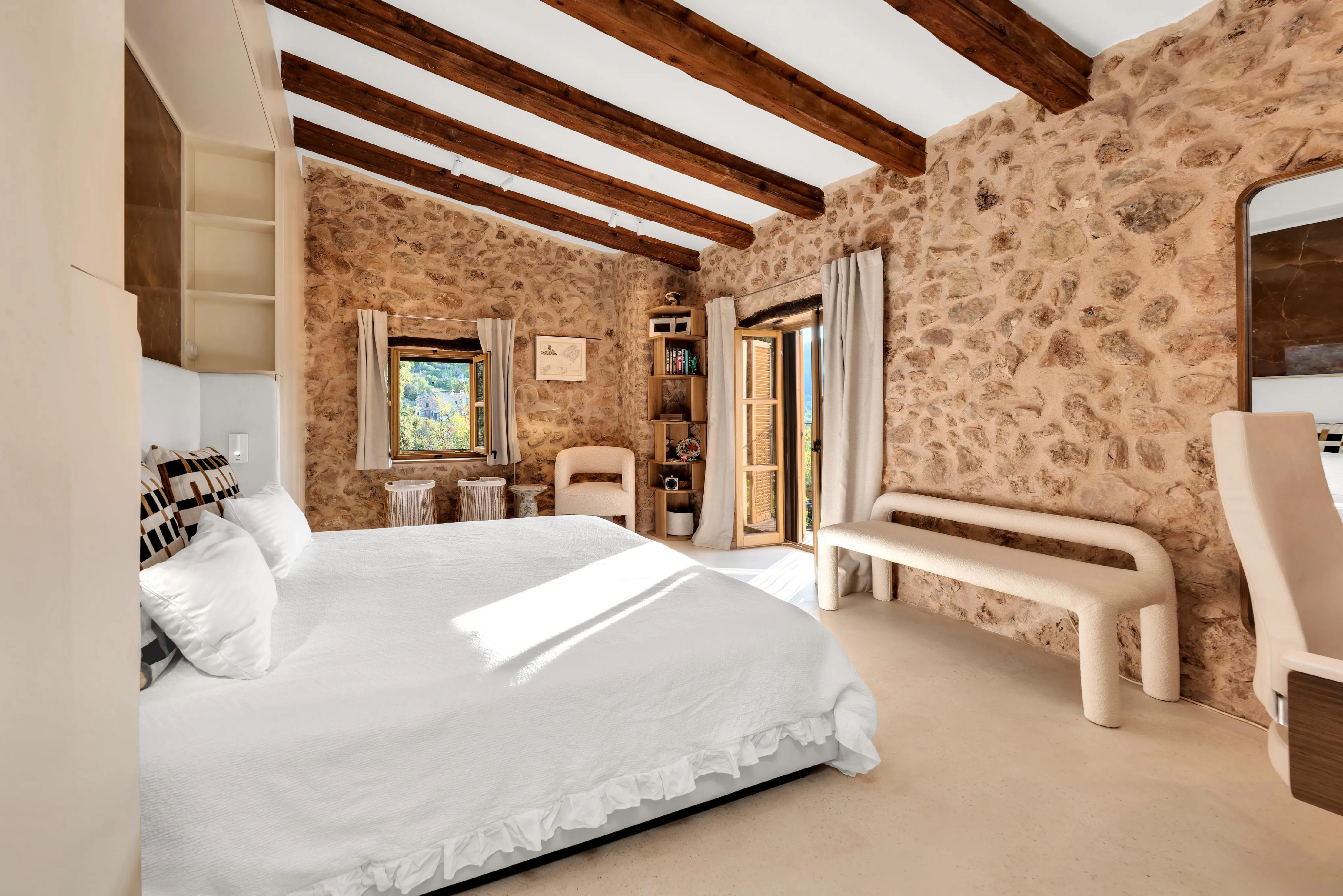 Autentisk mallorcinsk, stilfuldt moderniseret - et refugium med sjæl-17