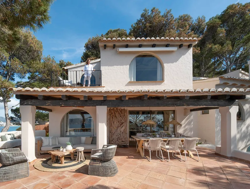An exceptional seafront retreat-4