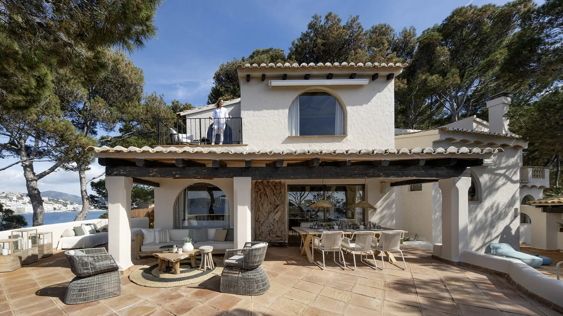 An exceptional seafront retreat-4