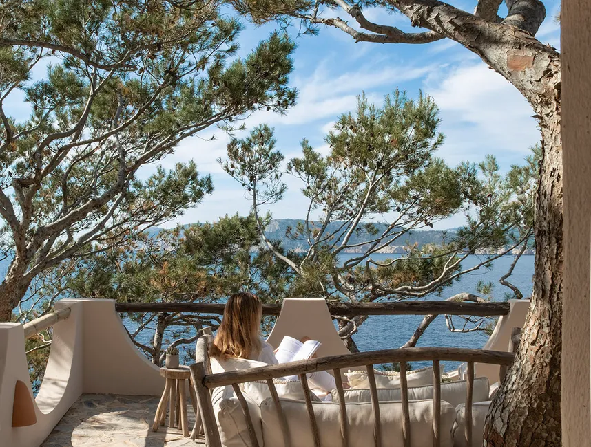An exceptional seafront retreat-32