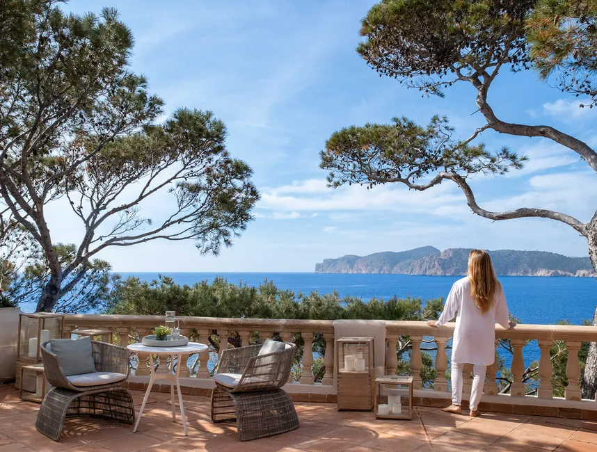 An exceptional seafront retreat-1