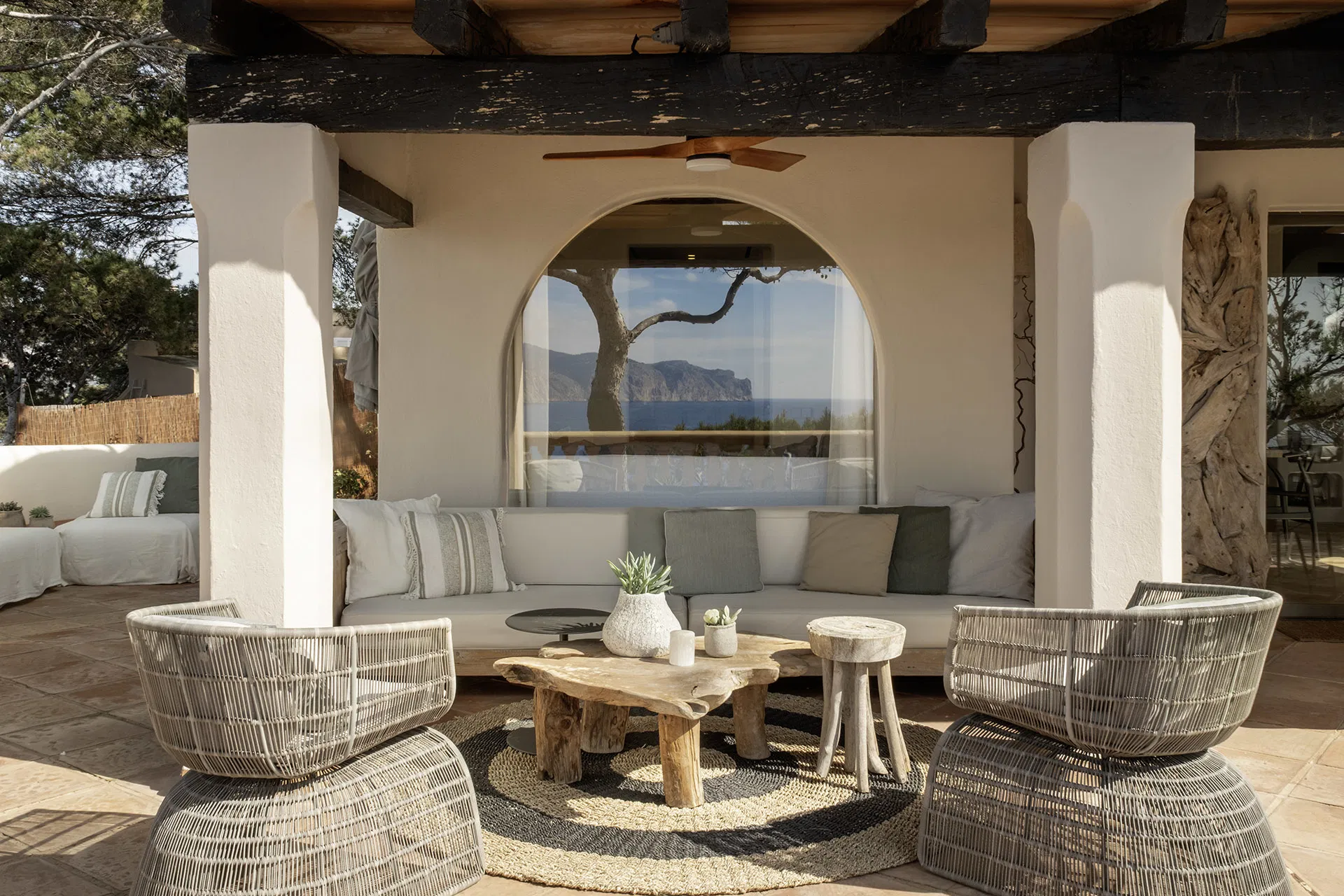 An exceptional seafront retreat-2