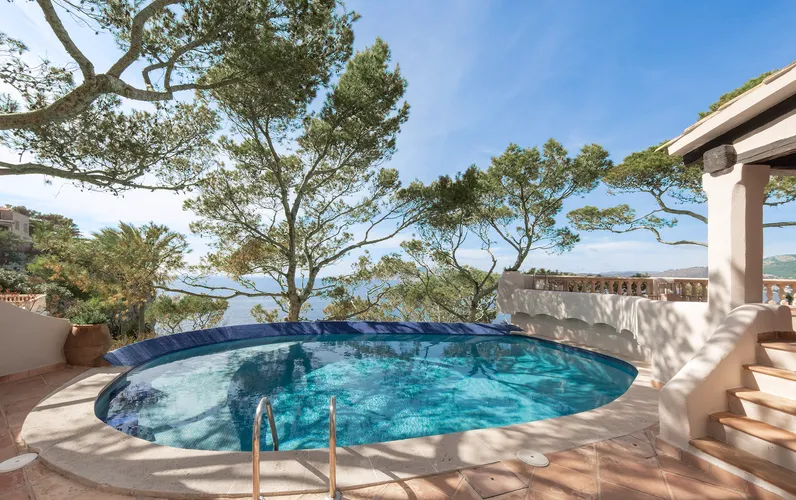 Очаровательная финка у моря с бассейном и видом на закат