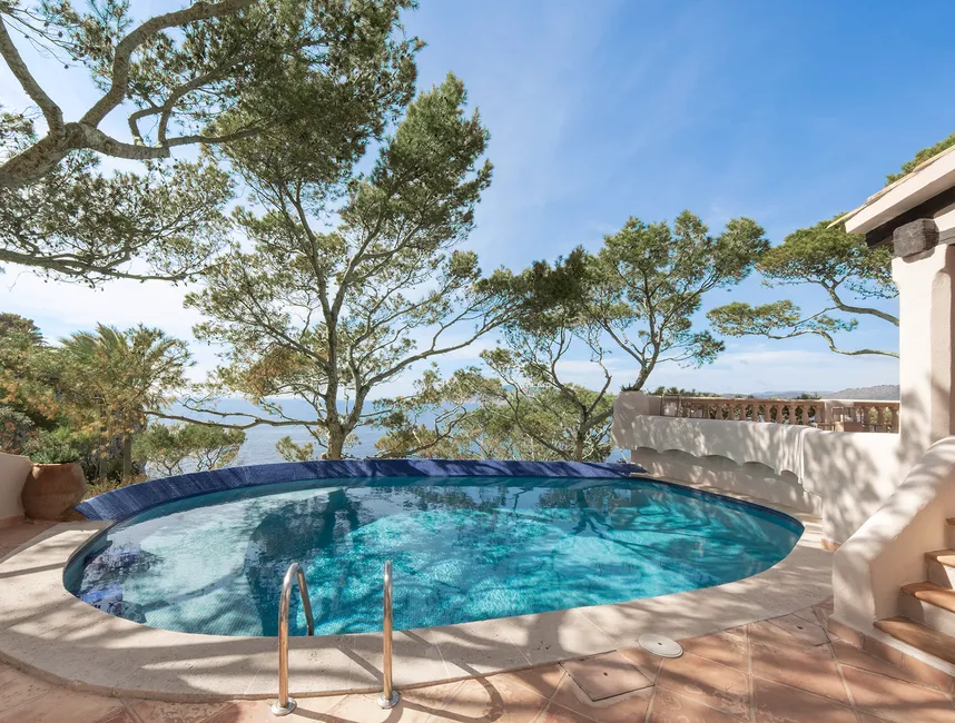 Charmig finca vid havet med pool och utsikt över solnedgången-1